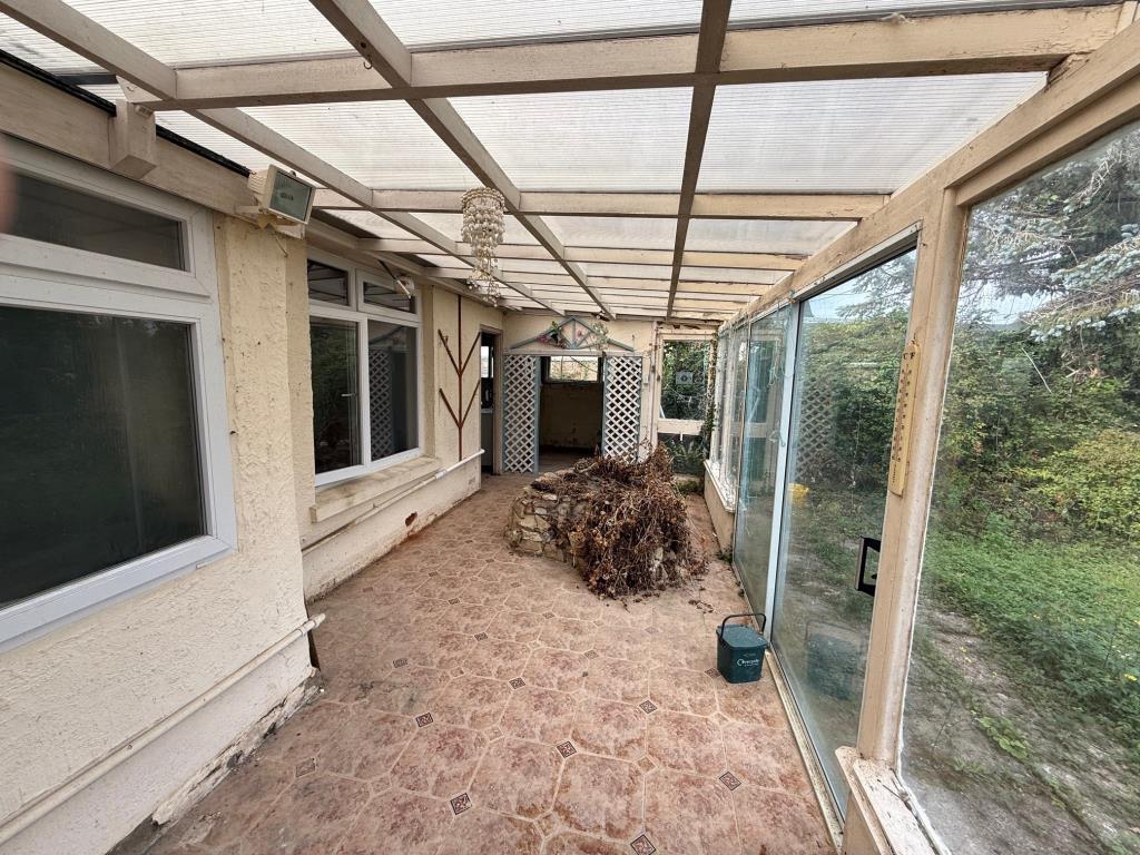 Lot: 115 - BUNGALOW FOR RENOVATION - conservatory